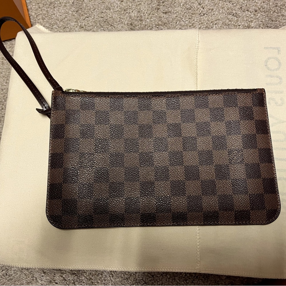 LOUIS VUITTON
Damier Ebene Neverfull MM GM Pochette